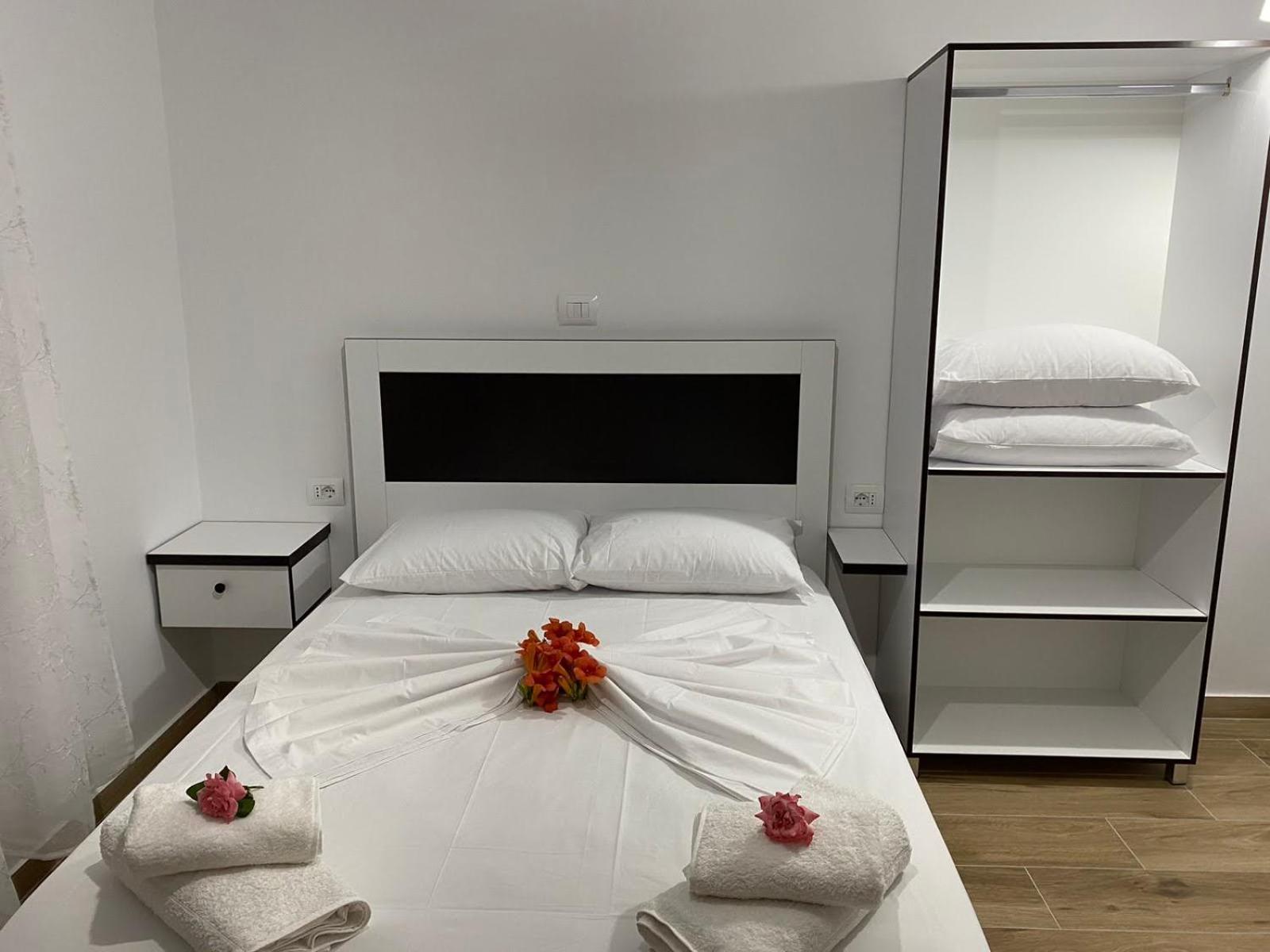 Rentrooms Geni Ksamil Exteriör bild